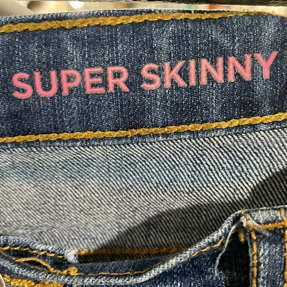 Place skinny jeans